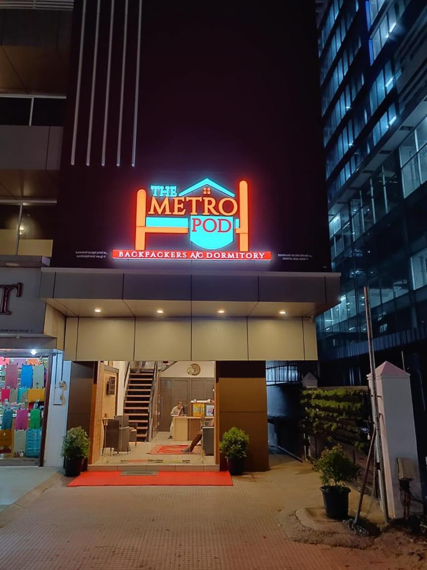 The Metro Pod - Backpackers A/C Dormitory Kochi Exteriér fotografie